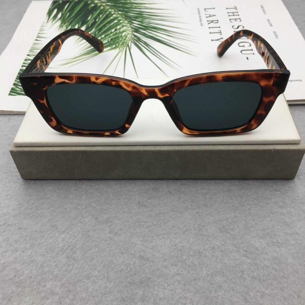 Fashion Sunglasses for Women and Men - Picture 4 of 6